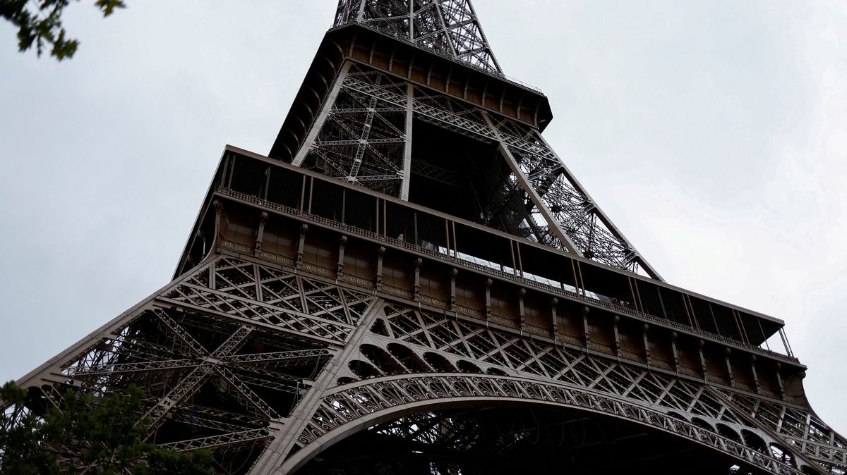 Muž skočil padákem z Eiffelovky. Čelí obvinění z veřejného ohrožení